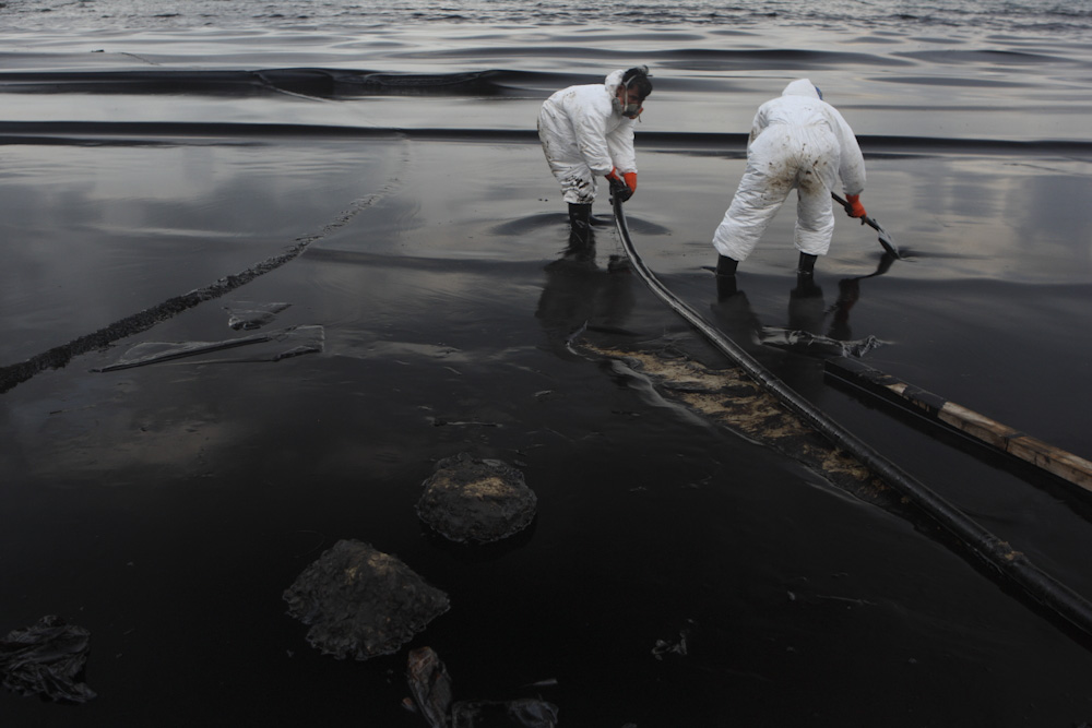 Koh Samet oil spill cleanup operation