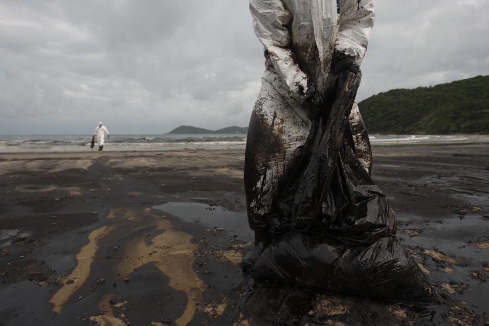 Koh Samet oil spill cleanup operation