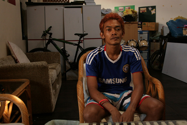 Nui ran away from Nakhon Sawan province and an abusive father at the age of 12. He survived off scraps at Hua Lamphong train station until he got older and the handouts disappeared. Last year someone stabbed him while he was sleeping.