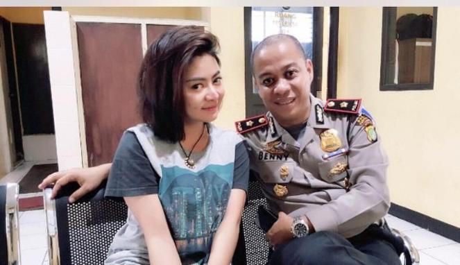 Star-struck police chief takes flirty photo with narcotics suspect and ...