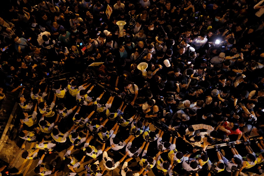 Police stop demonstrators as they protest against what they call Beijing’s interference over local politics and the rule of law, a day before China’s parliament  announced their interpretation of the Basic Law in light of two pro-independence lawmakers’ oath-taking controversy in Hong Kong, November 6, 2016. Photo: Tyrone Siu/Reuters