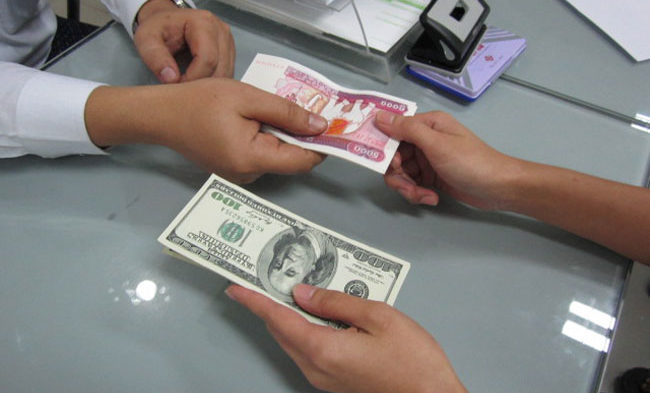 Exchanging dollars for kyats.