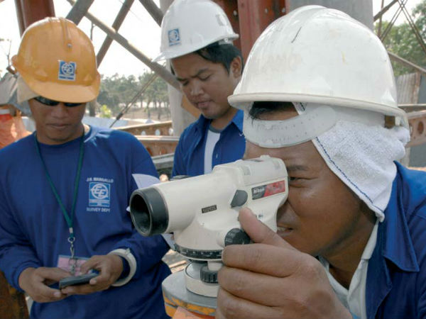 Overseas Filipino workers in a construction site in the Middle East in 2016. FILE PHOTO