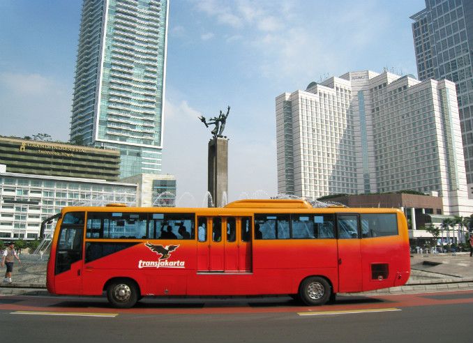A Transjakarta bus in the Hotel Indonesia Roundabout. Photo: Wikimedia Commons