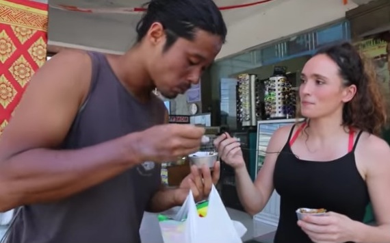 Bule YouTuber Sacha Stevenson conducts a gado-gado taste test on the Bali streets. Photo: Still from YouTube