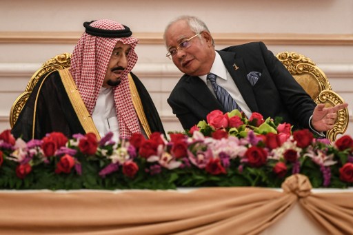Malaysia’s Prime Minister Najib Razak (R) talks with Saudi Arabia’s King Sultan Salman bin Abdulaziz al-Saud (L) during the signing of a memorandum of understanding between the two countries in Putrajaya on February 27, 2017. Photo: AFP / Mohd Rasfan
