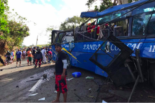 The bus hit an electric post in Magnetic Hill, Peligrino Farm, Sitio Bayukan, Barangay Sampaloc, Tanay, Rizal. PHOTO: Bayan Patroller Benedict Barrachiel via ABS-CBN News