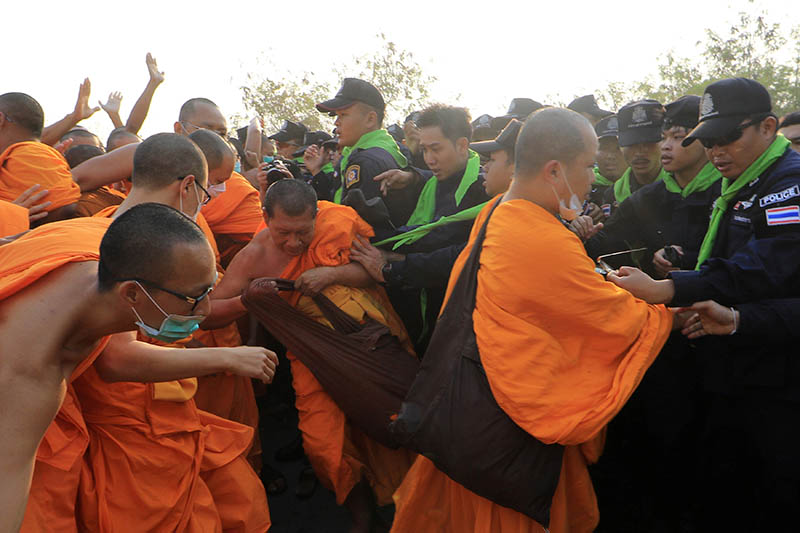 Dhammakaya monks scuffle with police, Feb. 20, 2017. Stringer/ Reuters
