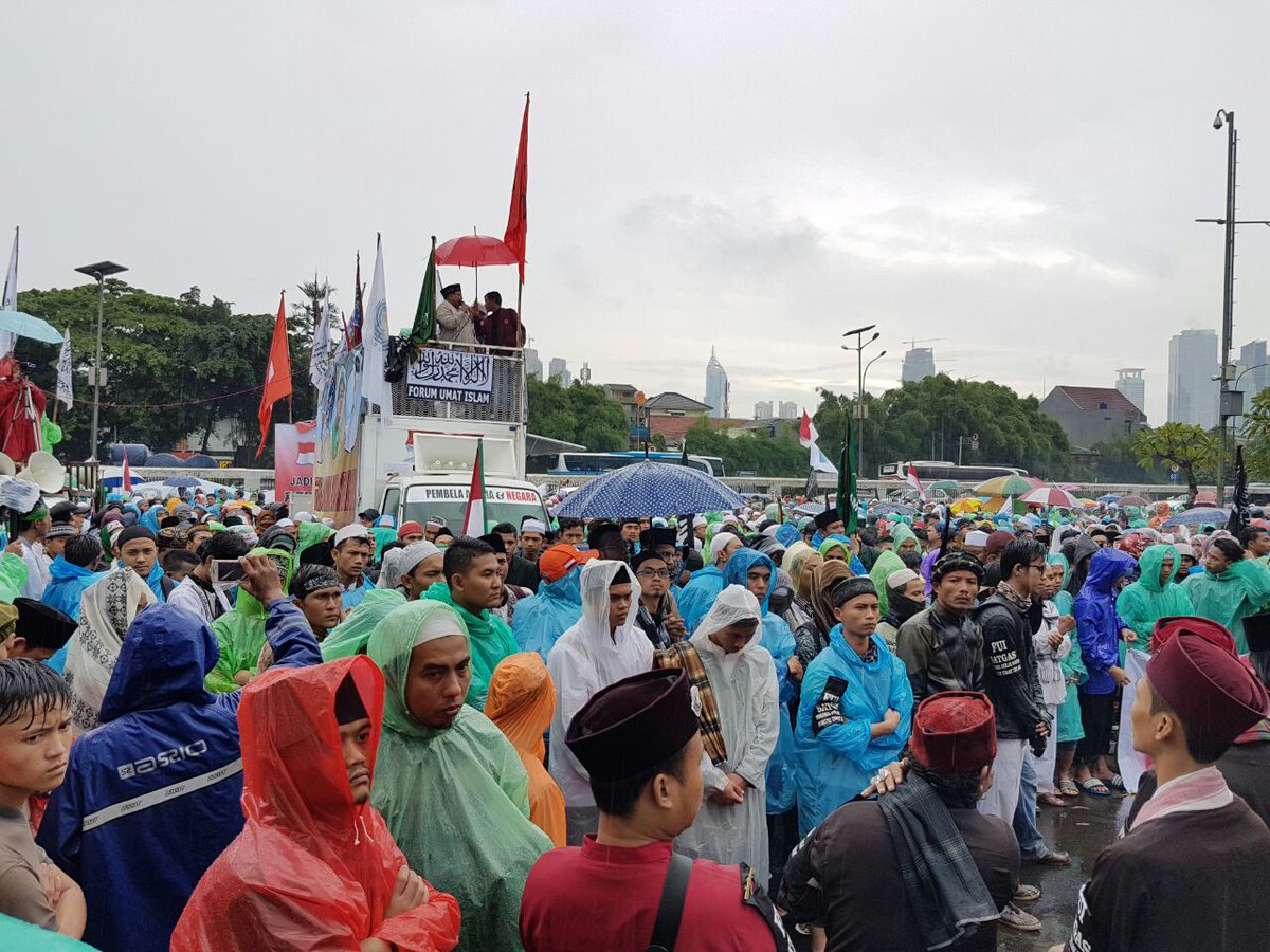 Photos Despite Heavy Rain And Withdrawn Support From Fpi And Gnpf Mui Hundreds Still Come Out 