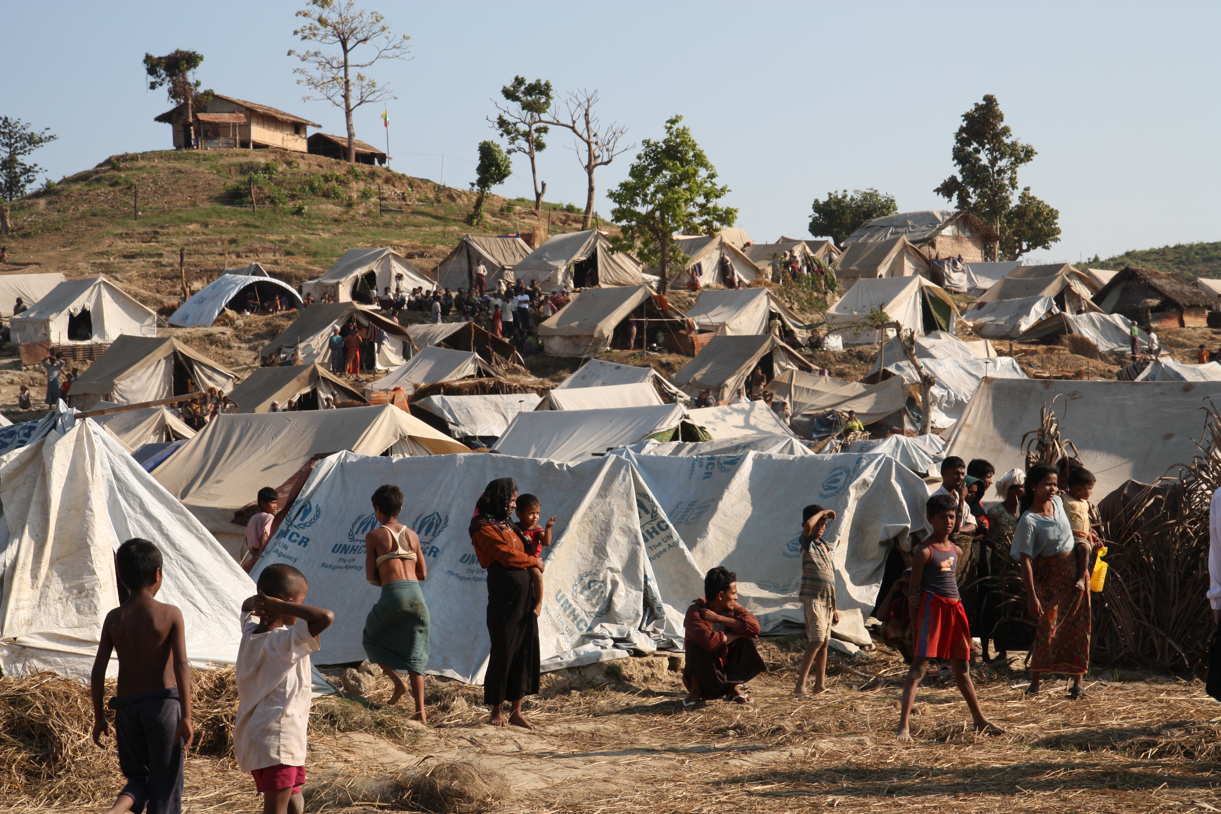 Aid is distributed to Rohingya refugees in 2012. Photo: Flickr / DFID Burma