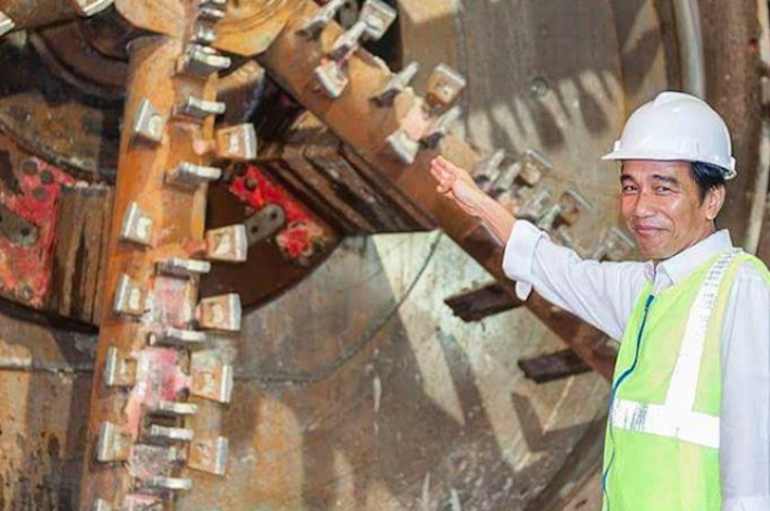 President Jokowi inspecting a boring machine used to digh tunnel for Jakarta’s MRT railway. Photo: Instagram/@mrtjkt