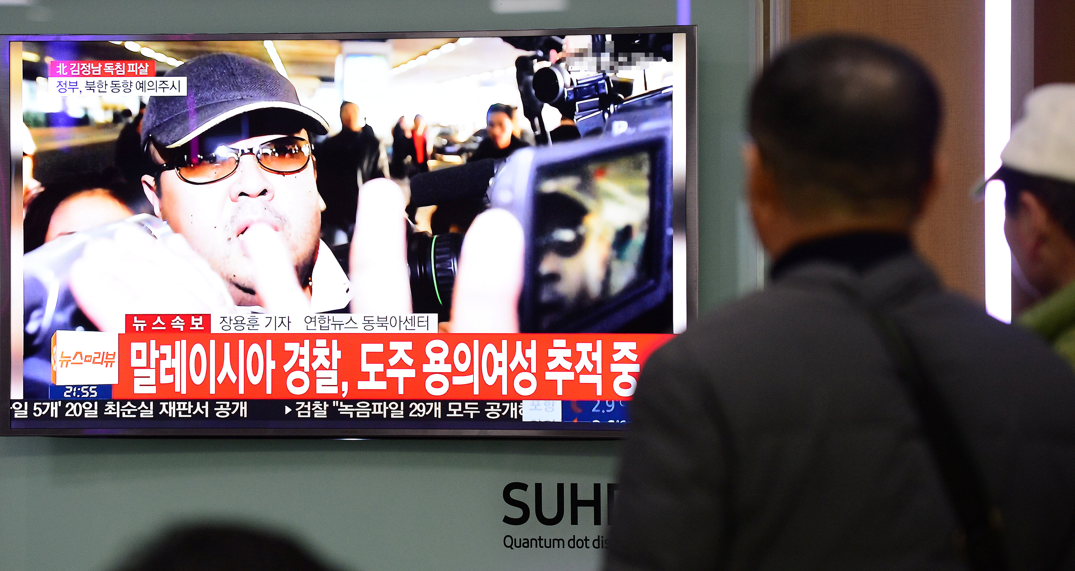 People watch a TV screen broadcasting a news report on the assassination of Kim Jong Nam at a railway station in Seoul, South Korea, February 14, 2017.  Photo: Lim Se-young / Reuters