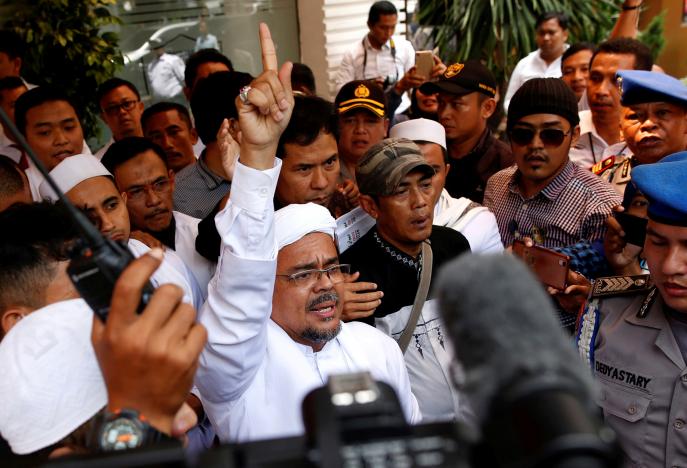 The leader of the Islamic Defenders Front, Habib Rizieq, gestures as he speaks upon his arrival at police headquarters for questioning in Jakarta, Indonesia January 23, 2017.  REUTERS/Darren Whiteside