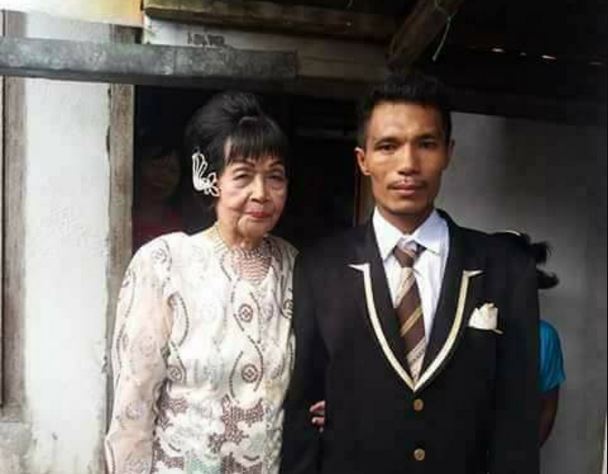 Sofian Loho Dandel and his new wife Martha Potu. Photo: Facebook / Fery Ngak Bakalan Mendua