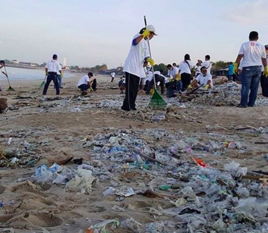Trash gets cleared at South Bali’s Kedonganan Beach. Photo: Instagram via Bye Bye Plastic Bags