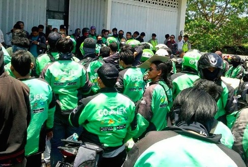Gojek drivers set up in Denpasar at their company’s Bali office to protest reduced wages. Photo: Info Denpasar