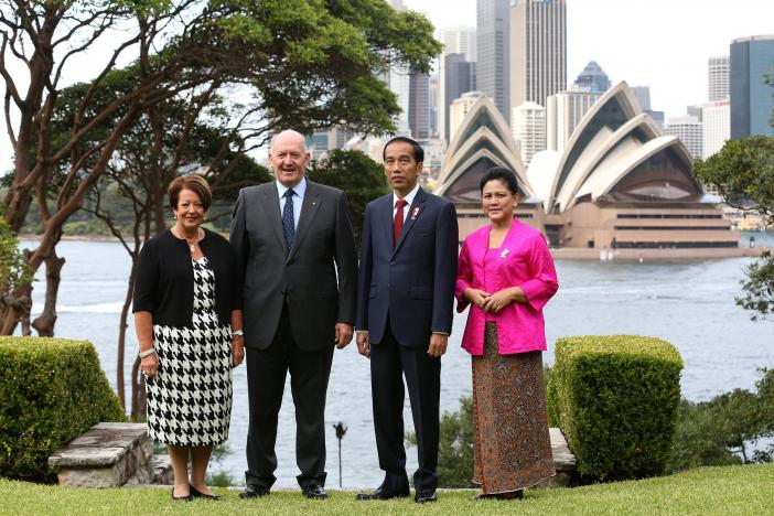 Peter Cosgrove (2nd L), Governor-General of Australia and his wife Lynne Cosgrove (L) pose for a photograph with Indonesian President Joko Widodo and his wife Iriana at Admiralty House in Sydney, Australia, February 26, 2017.   REUTERS/David Moir/Pool