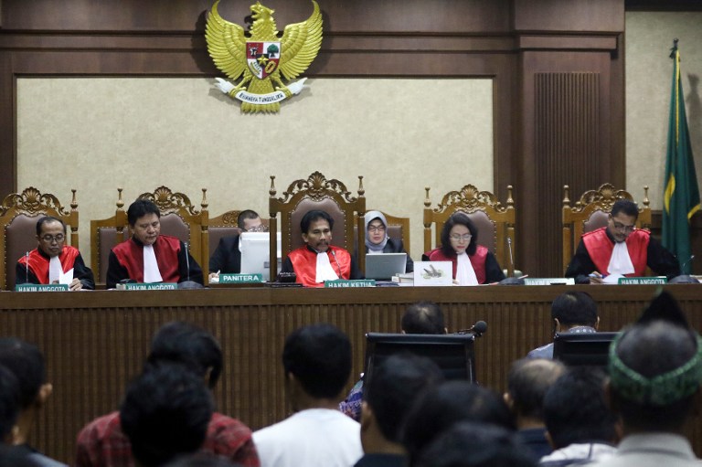Indonesian judge Jhon Halasan Butar-butar (C) leads a trial on electronic National ID cards or E-KTP at a corruption court in Jakarta on March 9, 2017.
Indonesian politicians, including the justice minister and ex-interior minister, and officials were implicated on March 9 in a major corruption scandal estimated to have sucked about 170 million USD out of government coffers. / AFP PHOTO / STR