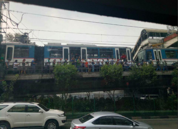 Passengers unloaded from train at Guadalupe Station PHOTO: Twitter/ABS-CBN News courtesy of Mary Jane Monares