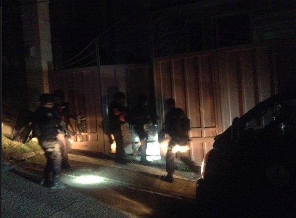 The Cebu mayor ordered SWAT to execute the raid on the suspect’s home. PHOTO: Facebook/ Tommy Osmena