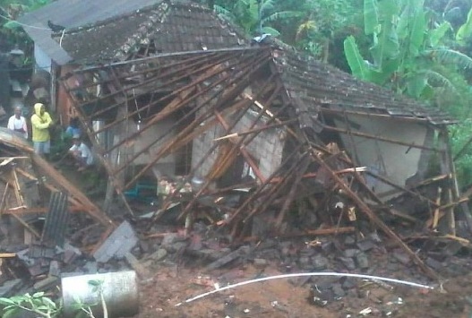 A house hit by a landslide in Baturiti, Bali. Photo: Facebook via Denpasar Now