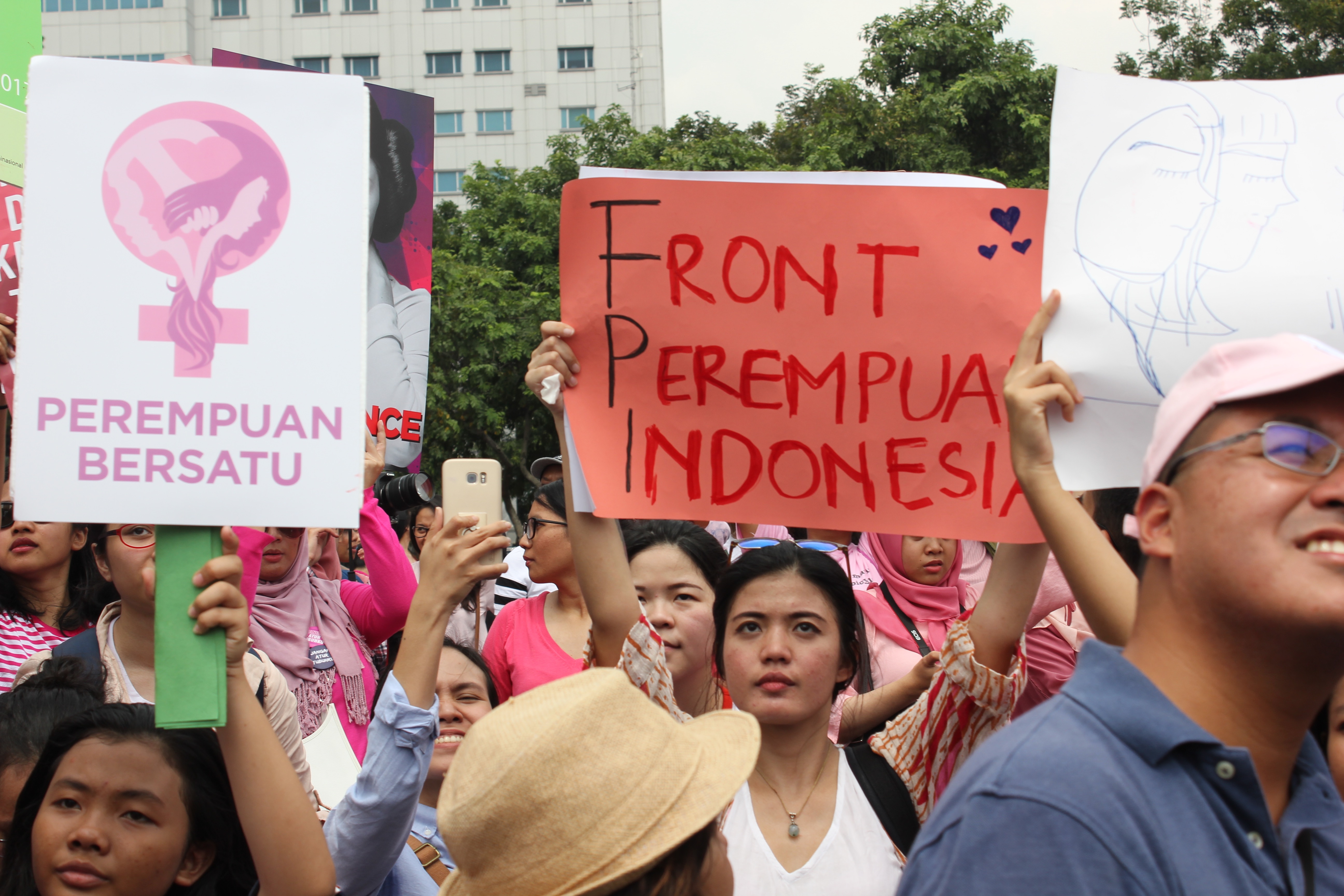 A demonstrator at the first Women’s March in Jakarta on March 4, 2017. holding a sign that reads “Front Perempuan Indonesia” or “Indonesian Women’s Front” (satirizing the ultra-conservative Islamic group Front Pembela Islam, which also shares the same initials). Photo: Coconuts Indonesia / Andra Nasrie