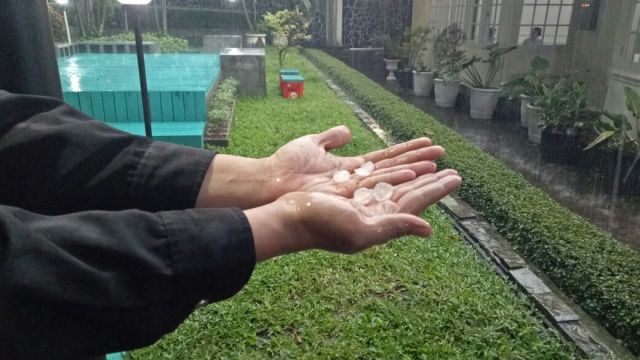 A citizen holding up droplets of hail in Jakarta on March 28, 2017. Photo: Twitter