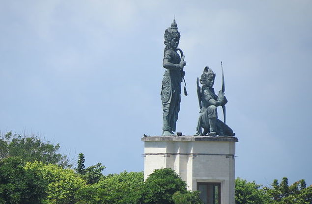 Statues of Krishna and Arjuna. Photo: Wikimedia Commons