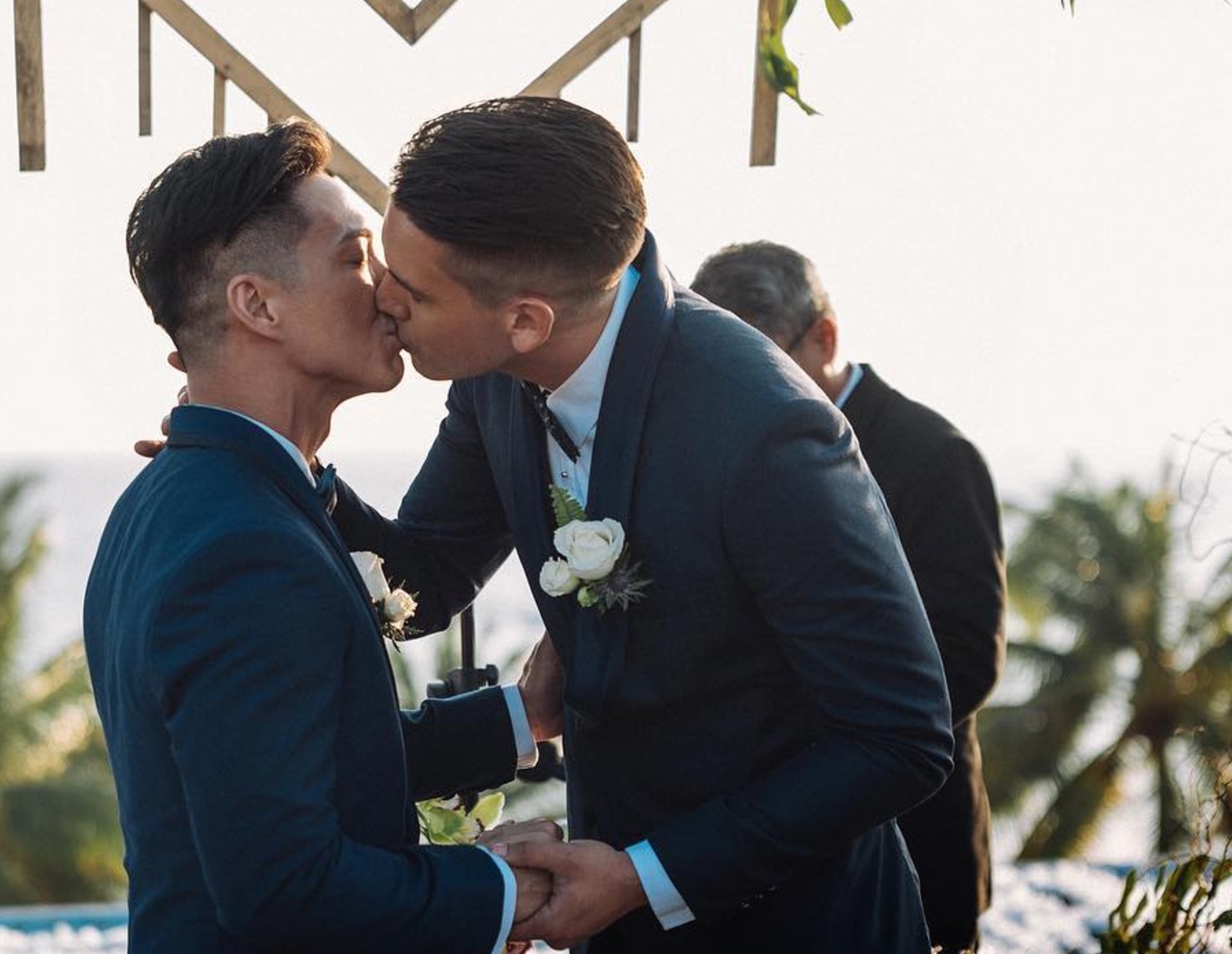 Francis Libiran and Christian Mark share kiss after exchanging vows in romantic Boracay ceremony. PHOTO: Instagram/Metro Photo