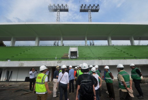 This photograph taken on March 4, 2017 shows officials visiting a venue for the 2018 Asian Games at Senayan sport complex in Jakarta.
The Olympic Council of Asia (OCA) warned on March 6 Indonesia faces “huge” challenges to prepare for the 2018 Asian Games, criticising a lack of coordination between different bodies organising the event. / AFP PHOTO / BAY ISMOYO
