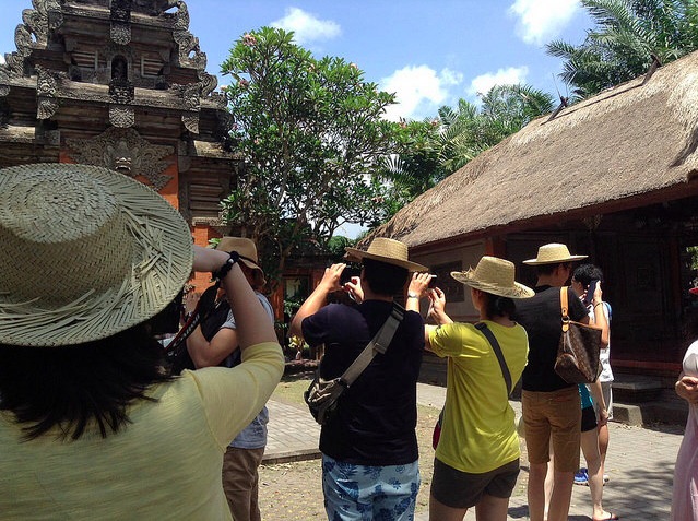 Tourists snapping pics in Ubud. Photo: Flickr