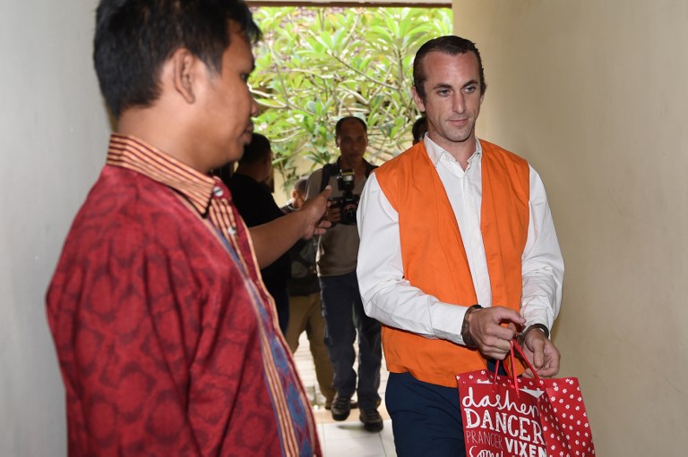 British national David Taylor (R) walks to room court for his trial in Denpasar on Indonesia’s resort island of Bali on January 30, 2017. Photo: Sonny Tumbelaka/AFP