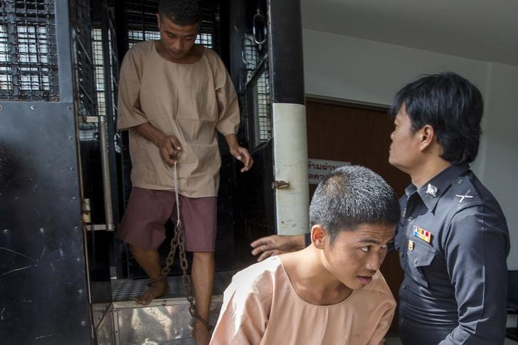 Myanmar migrant workers Zaw Lin (C) and Wai Phyo (L), also known as Win Zaw Htun, arrive at the Koh Samui Provincial Court, on Koh Samui, July 8, 2015. Photo: Athit Perawongmetha/ Reuters