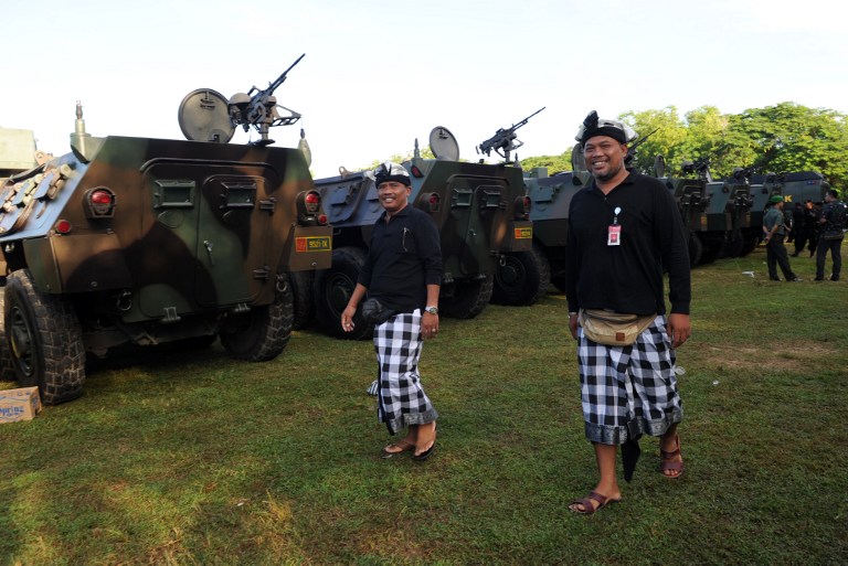 Balinese Hindu local security called “Pecalang” prepare to stand guard during a security preparation for Saudi Arabia’s King Salman bin Abdul-Aziz visit in Nusa Dua on Indonesia’s resort island of Bali on March 3, 2017. King Salman bin Abdul-Aziz will visit the island from March 4 to 9. Photo: Sonny Tumbelaka/AFP