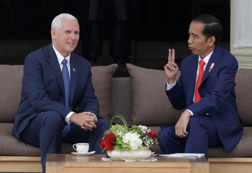 US Vice President Mike Pence (L) listens to Indonesian President Joko Widodo during their meeting at Merdeka Palace in Jakarta on April 20, 2017. Photo: AFP / Dita Alangkara