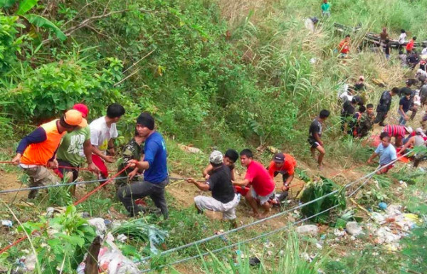 Residents help in rescue operation following a bus crash that killed at least 31 people in Carranglan, Nueva Ecija. PHOTO: ABS-CBN News