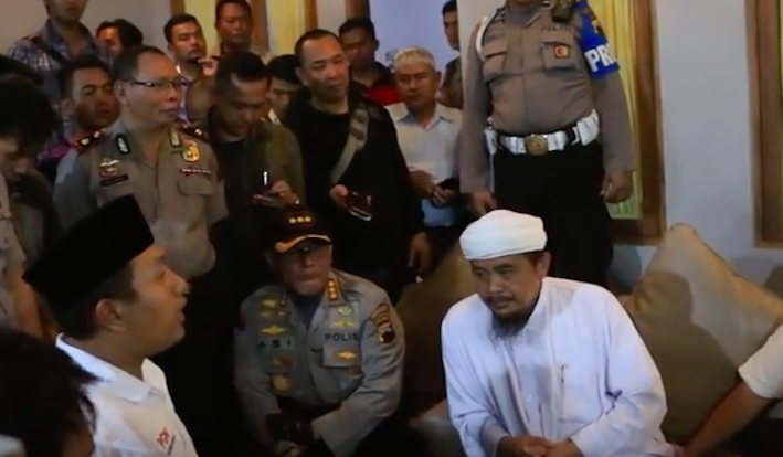 Members of mass organizations in Semarang, Central Java confronting Islamic Defenders Front representatives while police officers mediate. Photo: Youtube / Tribun Jateng