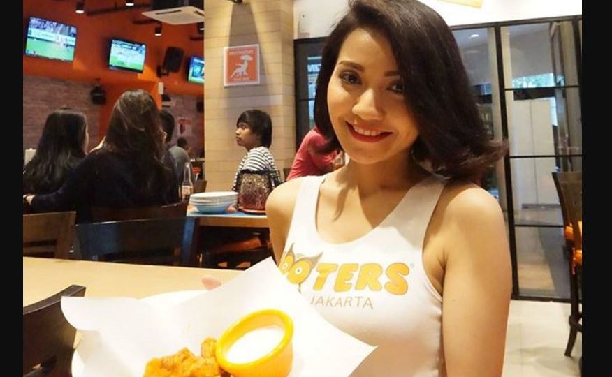 One of the servers at the newly opened Hooters in Kemang. Photo: Hooters Jakarta / Facebook