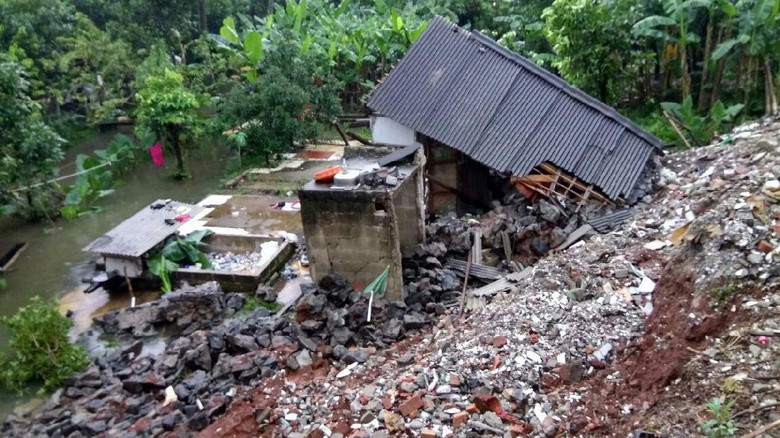 A house in Jagakarsa district, South Jakarta that collapsed due to a landslide on April 3, 2017. Photo: Jakarta Disaster Mitigation Agency (BPBD DKI Jakarta)