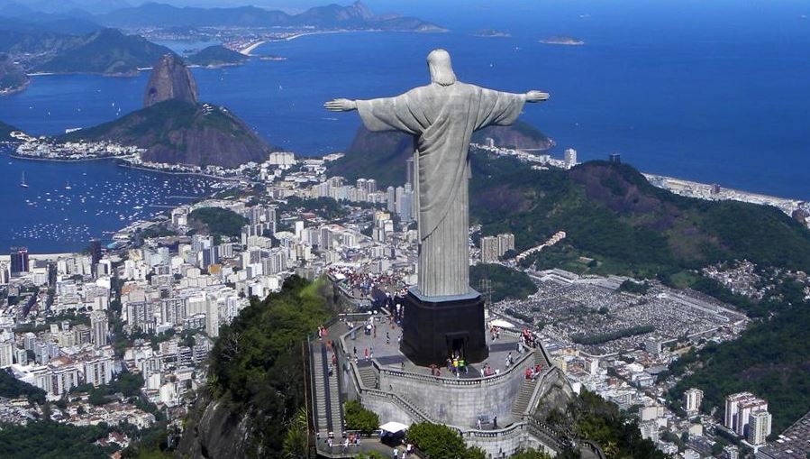 The “Christ the Redeemer” statue in Rio de Janeiro stands at 30 meters tall, while the Jesus statue planned by the Papua provincial government would stand at 50-67 meters in height. Photo: Wikimedia Commons