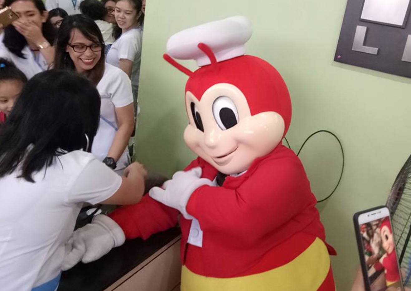 Jollibee getting his vitals checked | PHOTO: Facebook/Leslie Ann Onia
