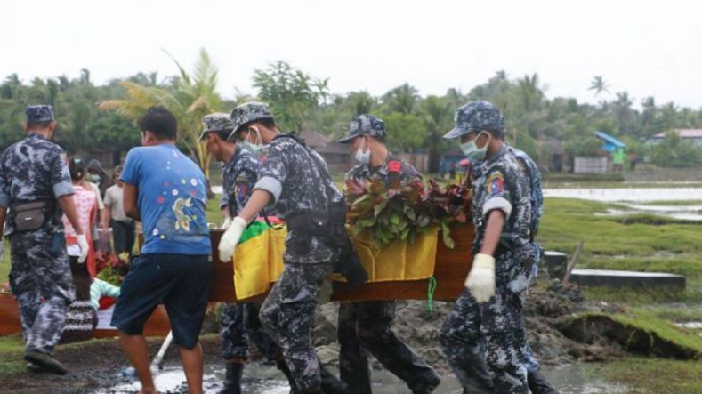 Soldiers burying the bodies of those killed in the Maungdaw attacks. Photo: MoI
