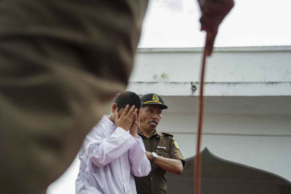 An Acehnese man convicted of ‘immoral acts’ prepares for his public caning in Banda Aceh on June 12, 2015. Photo: AFP/Chaideer Mayhuddin