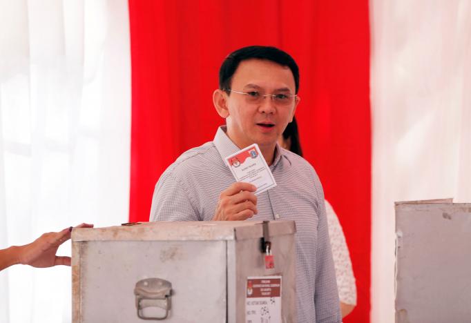 Incumbent Governor Basuki “Ahok” Tjahaja Purnama casts his vote in the Jakarta governor election in North Jakarta, Indonesia April 19, 2017.   REUTERS/Darren Whiteside