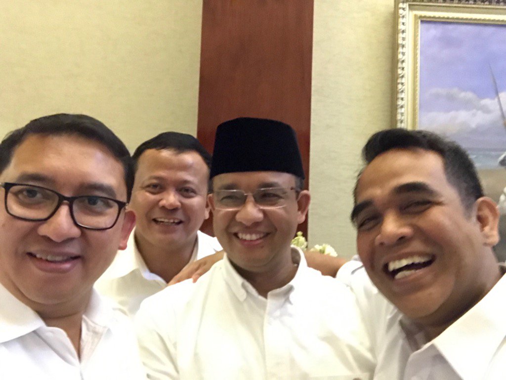 Deputy House Speaker Fadli Zon (Left) taking a selfie with Jakarta gubernatorial candidate Anies Baswedan (center). Photo: Fadli Zon / Twitter