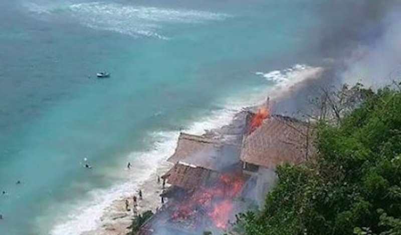 Flames devour cliff-side warungs at Bali’s Bingin Beach on April 4, 2017. Photo: Intagram @betettetbetet via Info Denpasar