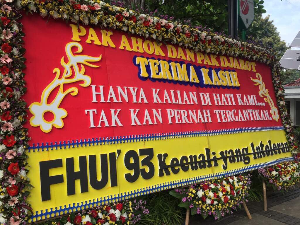 One of the 1,000+ flower boards thanking Ahok outside of City Hall today. This one says it is from Universitas Indonesia’s Faculty of Law 1993 (except for those that are intolerant). Photo: Mohamad Guntur Romli‏ (@GunRomli) / Twitter