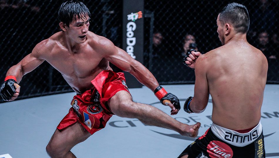 Eduard Folayang wins ONE Lightweight title against Ev Ting of Malaysia | PHOTO: ONEFC.com via ABS-CBN News Online