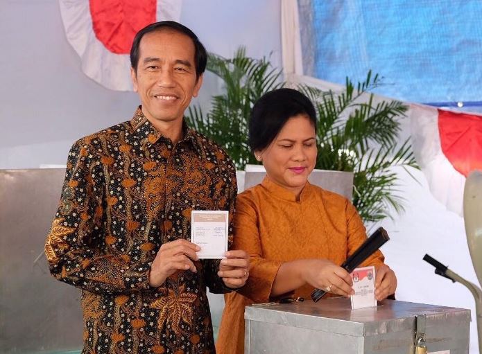 President Joko Widodo and his wife Iriana voting during the first round of the Jakarta gubernatorial election on Feb 14. Photo: Biro Pers Setpres