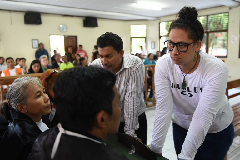 Myra Lynne Williams of New Zealand (R) speaks with her lawyer after her trial in Denpasar on Bali island on April 13, 2017. 
Williams, a New Zealand woman, was jailed on April 13 for two and a half years on the Indonesian resort island of Bail after being caught with a tiny amount of crystal methamphetamine. Photo: Sonny Tumbelaka/AFP